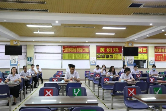 就餐期间间隔而坐