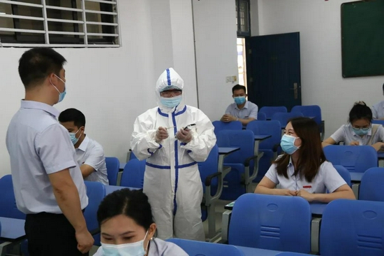 体温异常者由测温人员带至临时隔离区