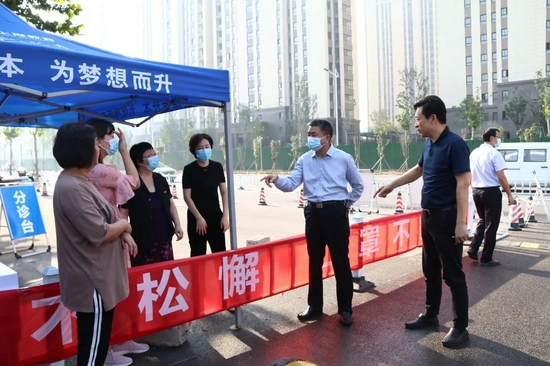 校领导在校门口指导应急演练