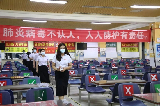 饭后有序排队离开餐厅