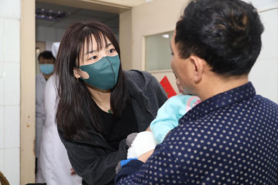 北京奇遇公益基金会理事长姬奕昕女士看望患儿及家属