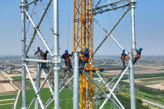 国网河南电力工作人员安全有序推进驻武特高压工程组塔作业。王存芳 摄