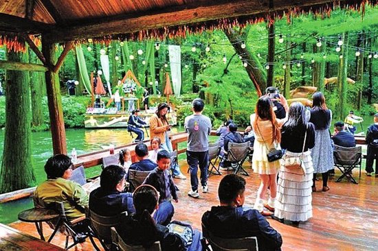 国庆节游客在信阳波尔登森林公园游玩