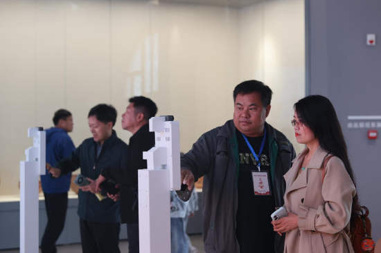 游客体验“考古中国·时空画卷”，生成专属考古纪念影像。孙猛 摄