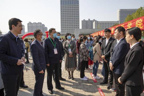 河南中医药大学校党委书记别荣海到双选会现场调研指导