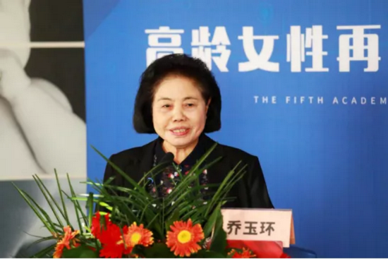 郑州大学第一附属医院妇产科主任医师、享受国务院特殊津贴专家乔玉环教授现场为大家分享《多囊卵巢与不孕》
