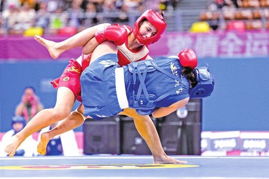 　　11月16日，河南队选手朱雨晴（上）和北京体育大学队选手朱海兰在女子团体70公斤级比赛中。新华社发