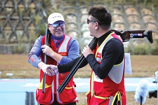 11月19日，冠军山东队选手齐迎（右）与亚军河南队选手杜宇在赛后握手致意。新华社发