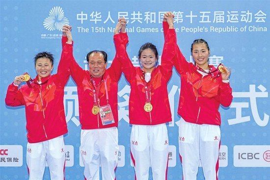 11月16日，冠軍河南隊在頒獎儀式上。當日，在廣東省湛江市舉行的第十五屆全國運動會武術散打女子團體決賽中，河南隊2∶0戰勝北京體育大學隊，獲得冠軍。 新華社發