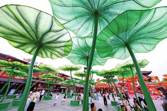 　　游客在开封清明上河园景区游玩。暑期来临，该景区开启夏日特色亲子游系列活动，吸引众多游客参与。 王铮 摄影