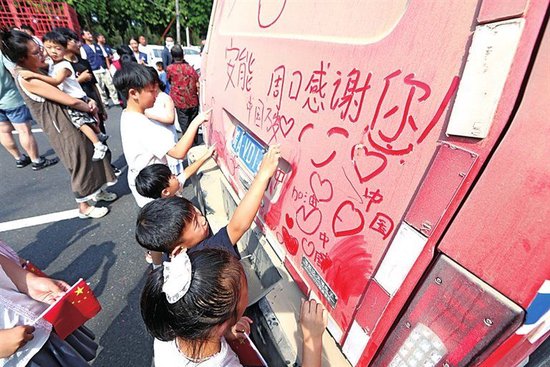 孩子们在安能救援车上写下感谢的话语