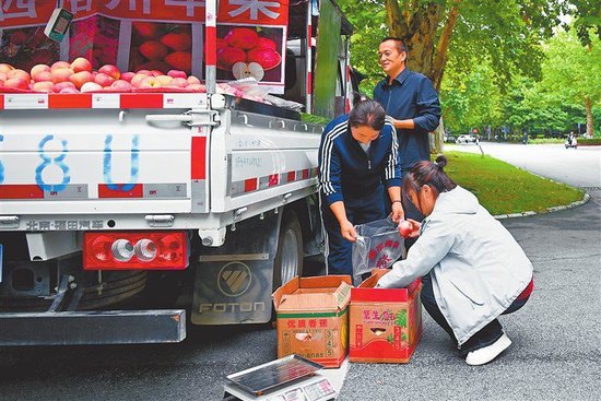 陕西延安夫妇拉家乡苹果送女儿上大学——一车苹果牵出两地情