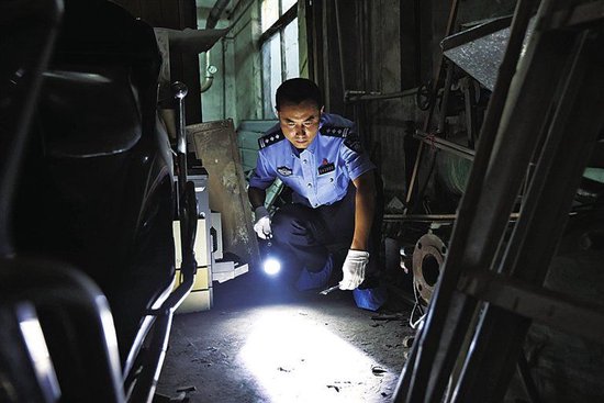 河南民警宰旭东29年看了近千万枚指纹 透过指纹痕迹为1300余起
