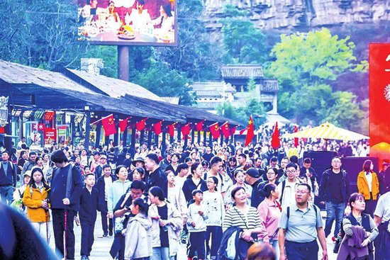 国庆节云台山游客如织