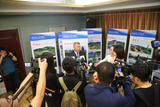 縣委常委、宣傳部長白繼軍接受媒體記者現場采訪