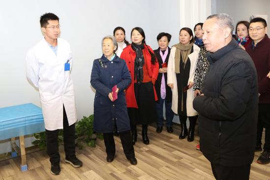 与会人员实地参观交流
