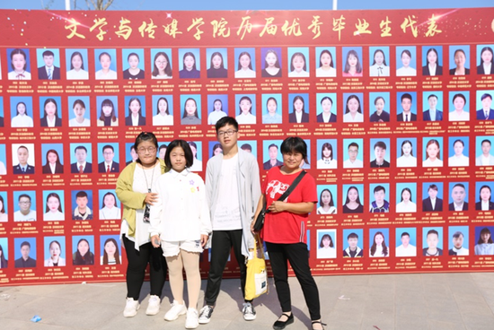 广播电视学新生韩姣与家人合影