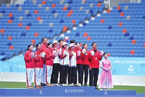 11月19日，获得十五运会射箭项目女子反曲弓团体冠军的山东队（中）、获得亚军的河南队（左）、获得季军的陕西队（右）在颁奖仪式上合影。新华社发