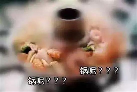 ▲戴着厚厚的眼镜,冬天进屋眼前瞬间“模糊”