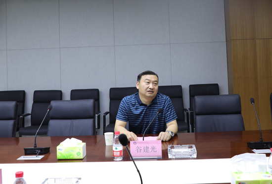 河南华信阳光教育科技集团副总经理、林州建筑职业技术学院理事长谷建光在会上讲话