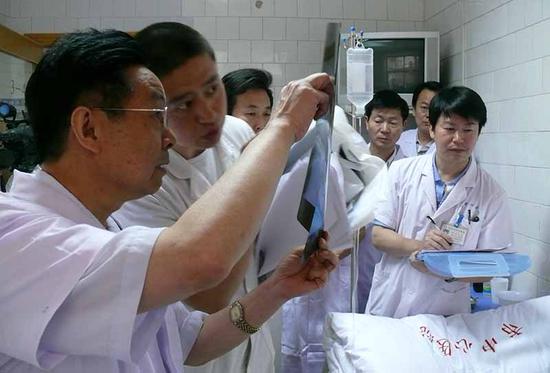 河南省汶川地震灾区伤员救治专家组第四组到郑州市中心医院联合会诊