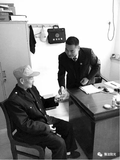 黨老漢在李超杰辦公室領執行款（圖片為資料圖片）