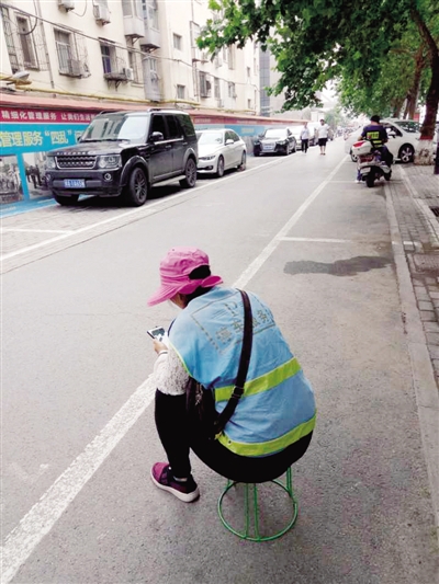 经一路与黄河路西南角人行道上，一女收费员每次收停车费10元