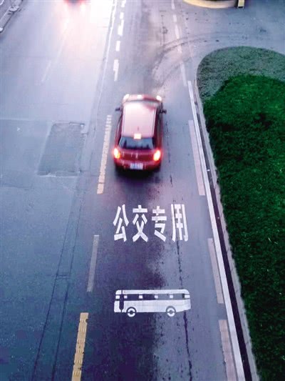 昨日中原西路，一辆红色小轿车驶上公交专用道特别扎眼。