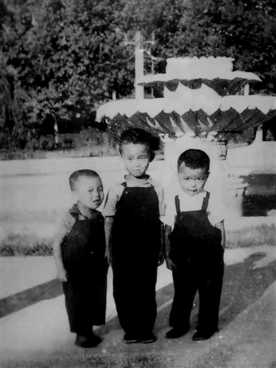 1970年夏,王怀民(右)和邻家两兄弟在人民公园莲花池留影