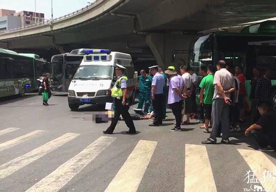 ֣��һ�������·���������ײ���¹� ��ײ�ߵ�������