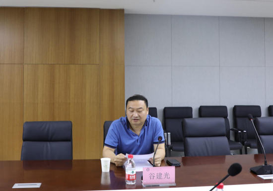 河南华信阳光教育科技集团副总经理、林州建筑职业技术学院理事长、林州市外国语学校理事长谷建光宣读任命决定