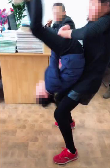 爸爸学抖音失手致2岁娃脊髓受伤 这些动作千万