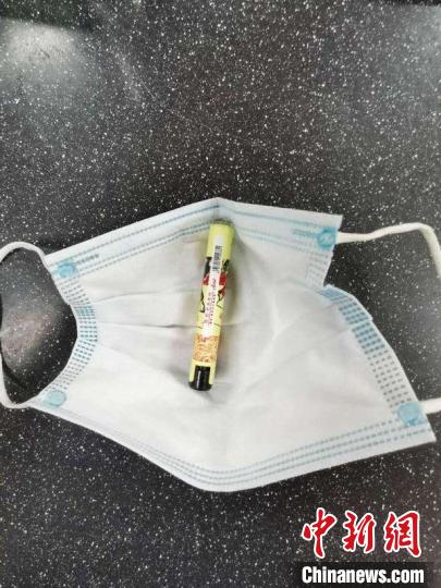 圖為該名男子藏火機的口罩 楚曉清 攝