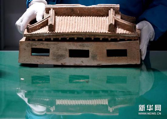 这是隋代汉白玉石棺床墓内出土的瓷屋(2020年12月24日摄)。新华社记者 李安 摄