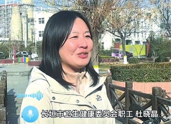 河南“大力姐”跪地发力救上落水母子：换谁碰到这种事都会伸