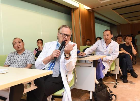 尤哈教授与专家会诊