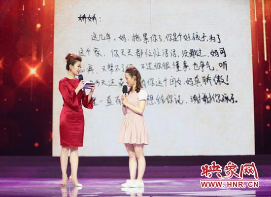 柔弱嬌娥扛起背母求學重擔的商丘工學院經濟與管理學院本科生張嬌（右）