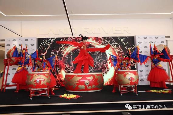 【旗开战鼓】