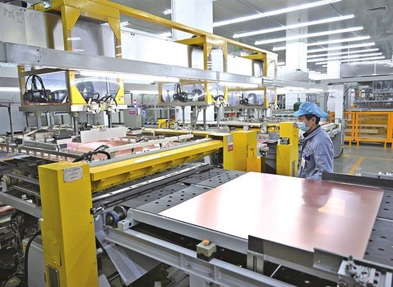 工人在林州致远电子科技有限公司覆铜板生产车间进行裁切作业。致远电子是河南林州培育的民营科技领军与技术领先企业。 新华社发