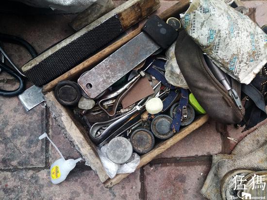 郑州75岁修鞋匠 靠手艺修鞋挣钱不多很满足