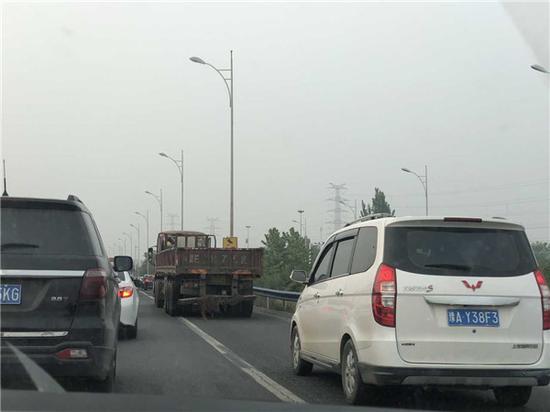 (违法占用应急车道  河南省高速交警总队供图)