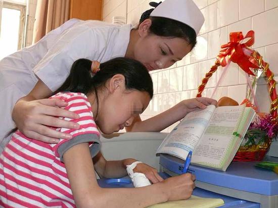 郑州市中心医院护士辅导小伤员陈红学习