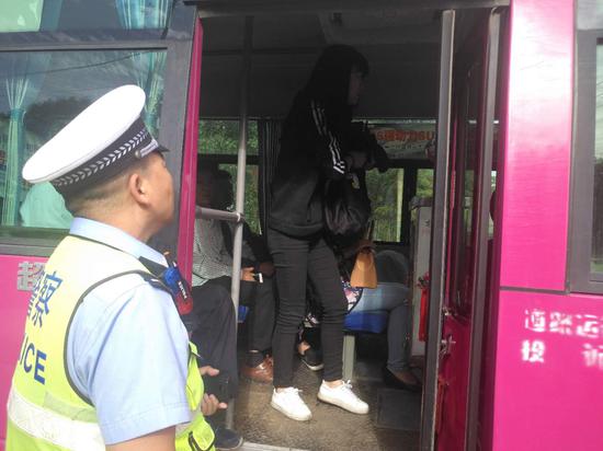 心真大! 新密物流司机拉货 600斤机器掉了不知