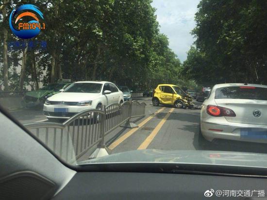 ֣��һ��˽�ҳ��ͳ��⳵��ײ ������ײ��������