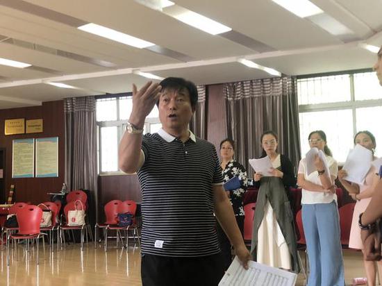 专家为合唱团成员做指导