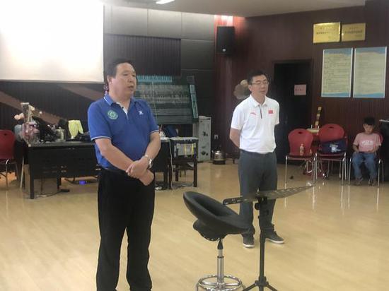 比赛前,郑州市教育局体卫艺处处长高百中为选手加油鼓气