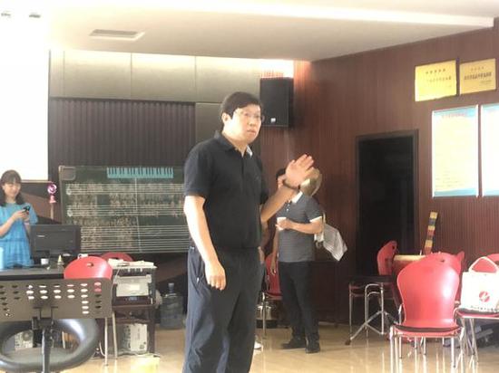 比赛前,合唱团艺术总监在为合唱团成员做指导