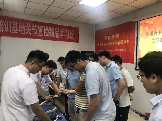 沈锦涛、李基威医师指导学员workshop实操