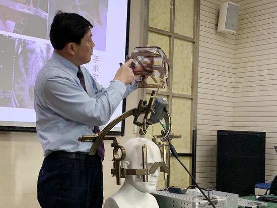 郑大二附院神经外科牛光明主任演示脑起搏器的工作原理