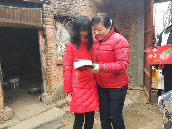 (顾晓天与资助的贫困学子在一起)
